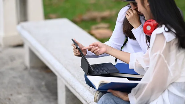 Bilgisayar Tableti Kullanan Kampüste Birbiriyle Konuşan Iki Üniversite Öğrencisinin Yan — Stok fotoğraf