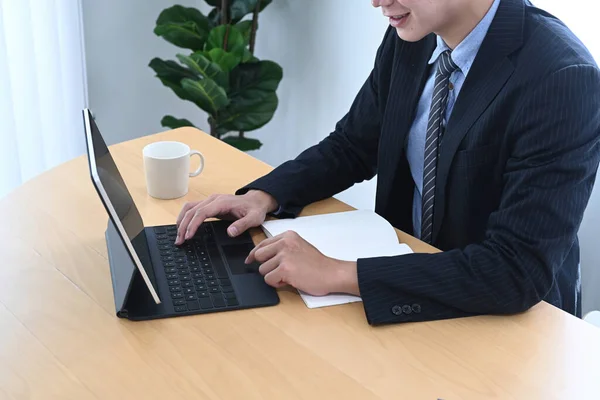 Schnappschuss Eines Lächelnden Geschäftsmannes Der Mit Einem Computer Tablet Auf — Stockfoto