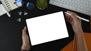 Elinde boş ekranlı dijital tablet ve siyah deri kalemli genç bir kadın vardı..