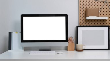 Bilgisayar ve ofis malzemeleriyle modern ofis masası. Metin reklamı için boş ekran.