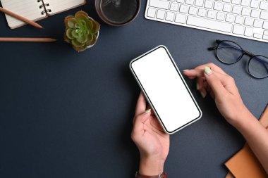 Kadın ellerinin elinde tuttuğu yukarıda. Koyu mavi derili, boş ekranlı akıllı telefon taklidi yap..