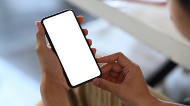 Ofiste otururken cep telefonunu boş ekranla tutan adamın görüntüsünü oluştur.