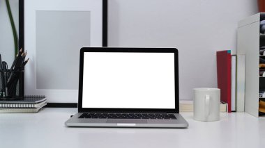 Ofis masasında boş ekran olan bilgisayar laptopunu düzenle.