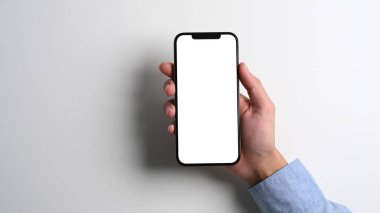 Chiang Mai, Tayland - 2 Nisan 2021: Akıllı telefon iPhone iPhone 12 Pro Max 'in beyaz ekranlı görüntüsünü kapatın. Beyaz arkaplanda izole.