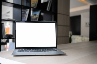 Oturma odasındaki boş ekranlı dizüstü bilgisayarın görüntüsünü kapat.