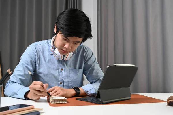 Jonge Aziatische Man Freelancer Met Hoofdtelefoon Zitten Het Thuiskantoor Werken — Stockfoto