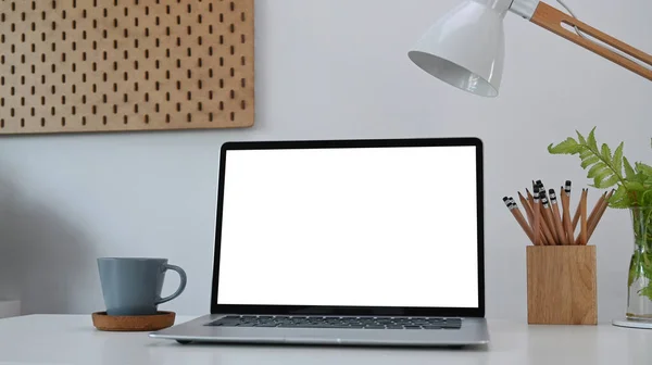 Mock Computador Portátil Com Tela Branco Xícara Café Suporte Lápis — Fotografia de Stock