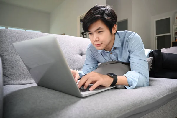 Giovane Felice Sdraiato Sul Divano Soggiorno Navigare Internet Con Computer — Foto Stock