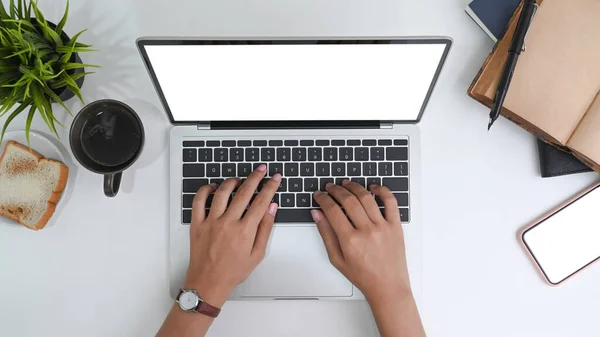 Vista Superior Das Mãos Mulher Digitando Laptop Teclado — Fotografia de Stock