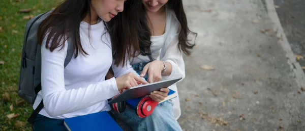 Kampüste Dinlenen Dijital Tablet Kullanan Iki Kız Öğrencinin Görüntüsü — Stok fotoğraf