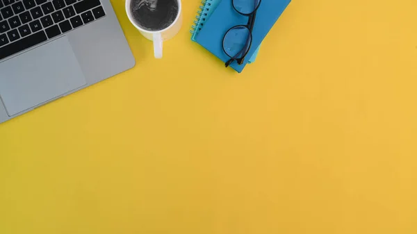 Kontorsbord Laptop Kaffe Anteckningsbok Och Glasögon Gult Skrivbord Med Kopieringsutrymme — Stockfoto