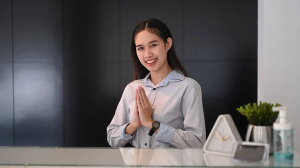 Jovem Mulher Asiática Recepcionista Sentado Recepção Levantando Mãos Pagar Respeito — Fotografia de Stock