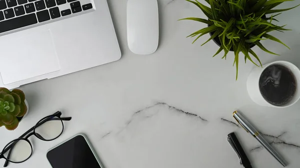 Ovanifrån Kontorsbord Med Bärbar Dator Mus Smarttelefon Kaffekopp Och Glasögon — Stockfoto