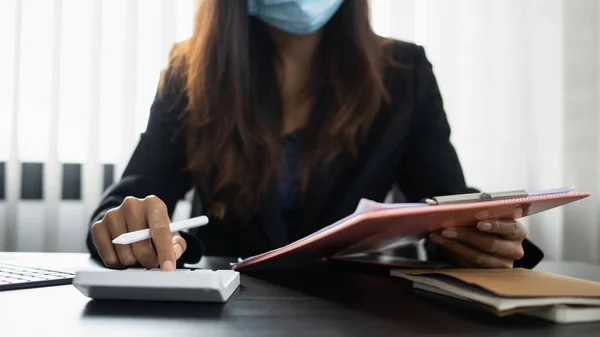 Gehakte Sot Van Vrouwelijke Accountant Met Behulp Van Rekenmachine Het — Stockfoto