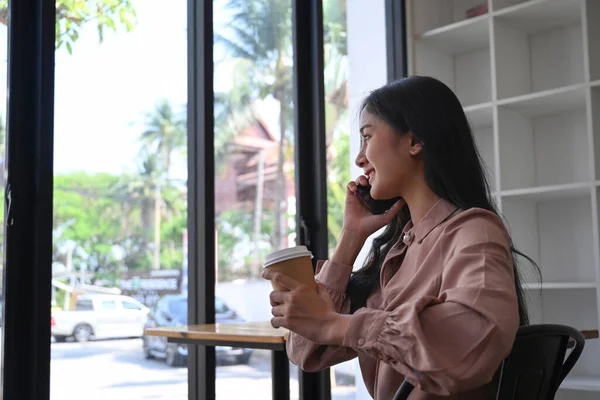 Ευτυχισμένη Νεαρή Επιχειρηματίας Κρατώντας Φλιτζάνι Καφέ Και Μιλώντας Στο Κινητό — Φωτογραφία Αρχείου