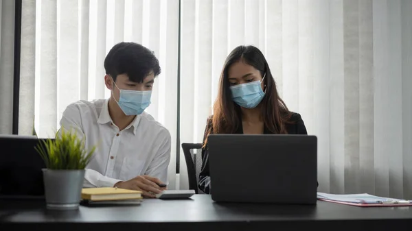 Jonge Aziatische Zakenmensen Beschermende Masker Bespreken Business Idee Samen Werken — Stockfoto