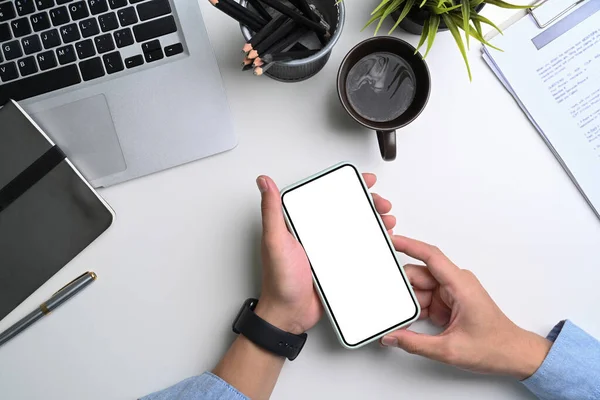 Beyaz Ofis Masasında Boş Ekranlı Cep Telefonu Tutan Bir Adamı — Stok fotoğraf