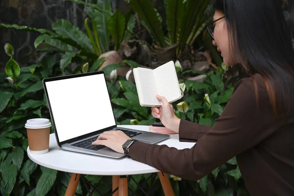 Вид Збоку Молода Жінка Сидить Відкритому Кафе Тримає Ноутбук Працює — стокове фото