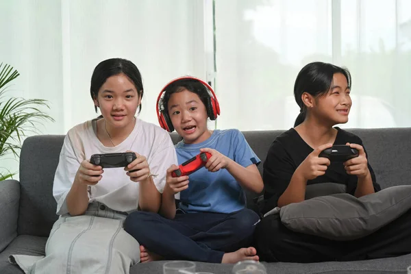 Meninas Asiáticas Felizes Sentadas Juntas Sofá Casa Jogando Videogames — Fotografia de Stock