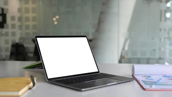 Computadora Portátil Simulada Con Pantalla Blanco Papeleo Cuaderno Escritorio Oficina — Foto de Stock
