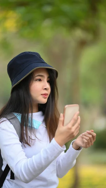Portrait College Students Using Smart Phone While Walking College Campus — Stock Photo, Image