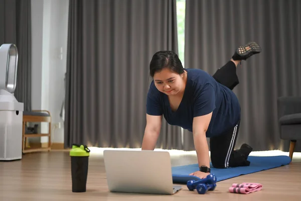 Överviktig Kvinna Som Använder Dator Laptop Och Gör Yoga Blå — Stockfoto