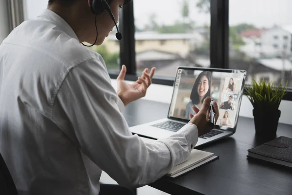 Vista Posteriore Uomo Affari Parlare Brainstorming Videoconferenza Con Suoi Diversi — Foto Stock