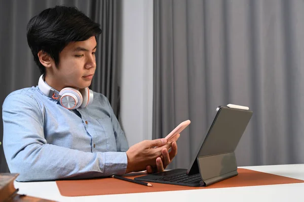 Casual Asiatico Uomo Con Cuffia Seduta Davanti Suo Computer Tablet — Foto Stock