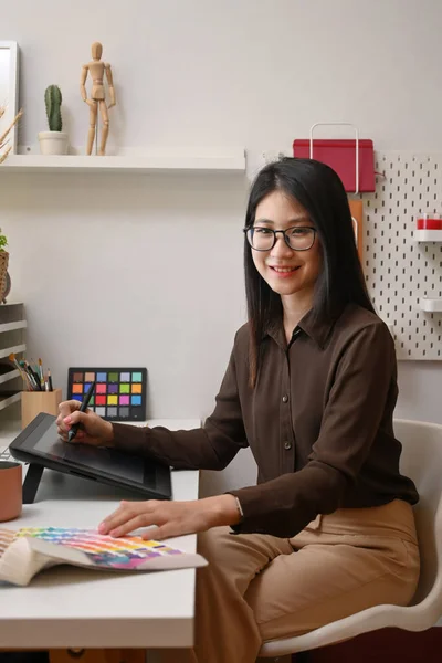 Portret Van Vrolijke Jonge Vrouw Grafisch Ontwerper Zittend Het Kantoor — Stockfoto