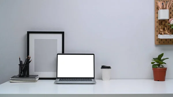 Escritório Casa Com Computador Portátil Suporte Lápis Planta Casa Moldura — Fotografia de Stock