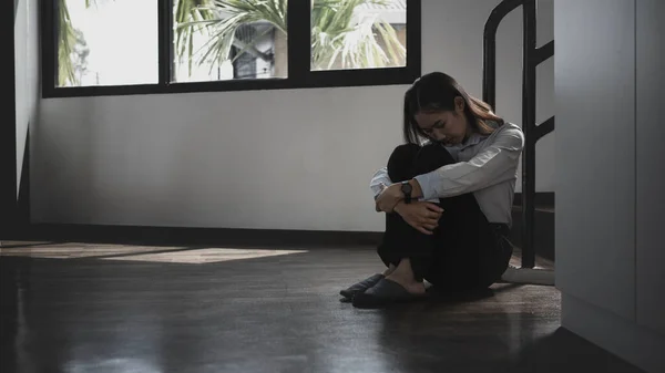 Mujer Joven Solitaria Sentada Suelo Una Habitación Oscura Con Sensación —  Fotos de Stock