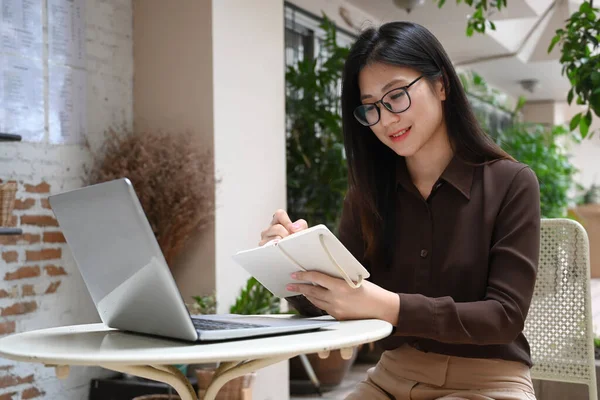 Uśmiechnięta Bizneswoman Siedzi Zewnątrz Pracuje Laptopem Komputerowym Szuka Informacji Notebooku — Zdjęcie stockowe