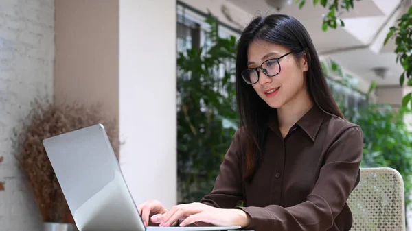 Sorrindo Jovem Mulher Trabalhando Navegando Internet Com Laptop Computador — Fotografia de Stock