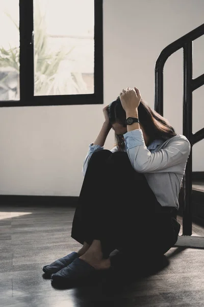 Mujer Frustrada Sentada Sola Casa Sufriendo Sentirse Sola Molesta Triste —  Fotos de Stock