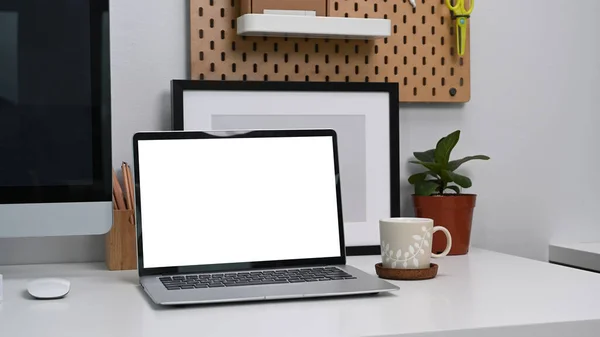Close View Mock Laptop Computador Com Tela Branco Mesa Branca — Fotografia de Stock
