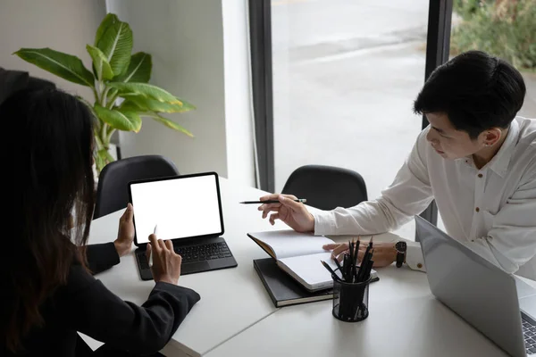 Due Giovani Uomini Affari Che Discutono Dati Aziendali Tablet Computer — Foto Stock