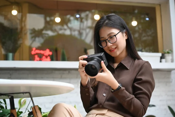 Jovem Feliz Sentada Café Verificando Foto Sua Câmera — Fotografia de Stock