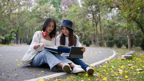 Twee Gelukkige Student Meisje Werken Met Digitale Tablet Lezen Boek — Stockfoto