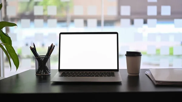 Vista Cerca Maqueta Ordenador Portátil Con Pantalla Blanco Portalápices Taza — Foto de Stock