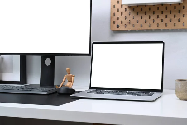 Ноутбук Компьютера Пустым Экраном Белом Столе Офиса — стоковое фото