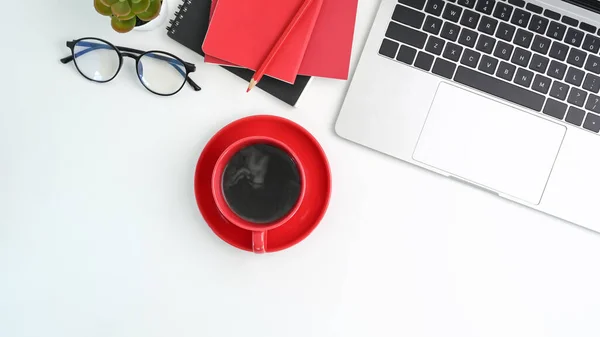 Vista Superior Del Espacio Trabajo Moderno Con Computadora Portátil Taza —  Fotos de Stock