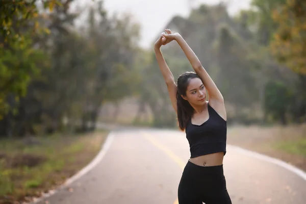 Jeune Femme Forme Vêtements Sport Échauffement Avant Entraînement Plein Air — Photo