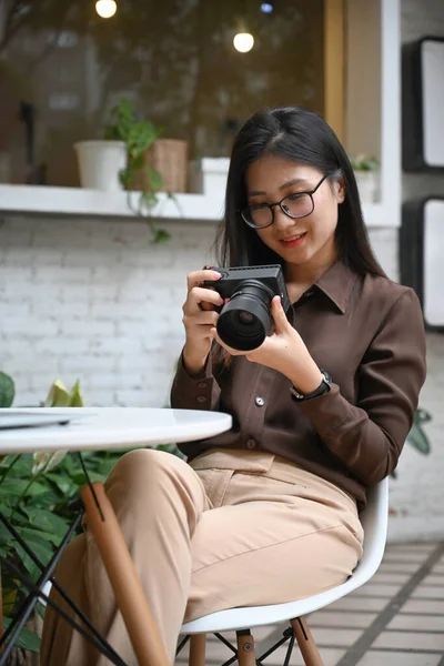 Portrait Smiling Young Woman Sitting Outdoor Cafe Checking Image Her — Stock Photo, Image