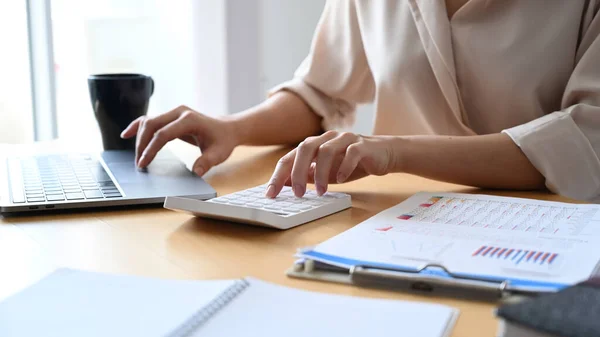 Primo Piano Mani Donna Affari Che Lavora Con Computer Portatile — Foto Stock