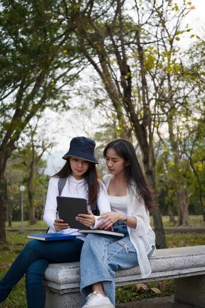 Dos Estudiantes Universitarios Sentados Banco Parque Hablando Después Clase — Foto de Stock