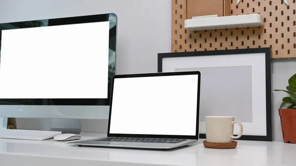 Modern Workspace Laptop Computer Empty Screen White Desk Home Office — Stock Photo, Image