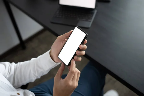 Attrappe Eines Geschäftsmannes Der Büro Sein Handy Mit Leerem Bildschirm — Stockfoto