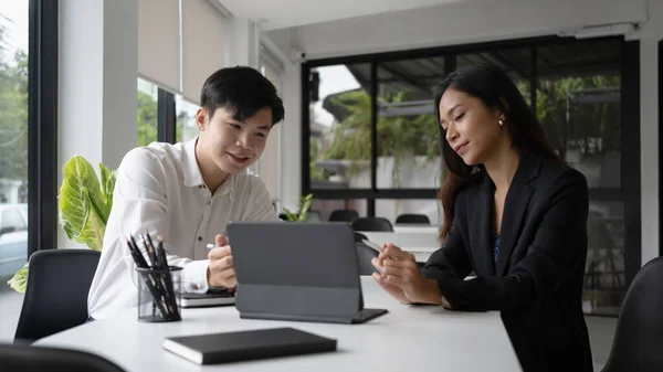Δύο Ευτυχισμένη Επιχειρηματίας Χρησιμοποιώντας Tablet Υπολογιστή Και Συζητώντας Επιχειρηματική Ιδέα — Φωτογραφία Αρχείου