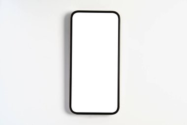 Beyaz arkaplanda boş ekranlı akıllı telefonun görüntüsünü yapılandır.