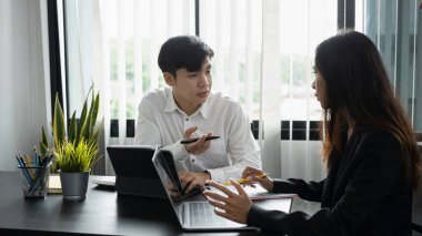 İş adamı ofisteki meslektaşına yeni iş stratejisini açıklıyor.